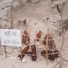 Đồn Biên phòng Triệu Vân (Bộ đội Biên phòng Quảng Trị) và các đơn vị chức năng khoanh vùng hiện trường, cắm biển cảnh báo nguy hiểm khu vực bom mìn sót lại sau chiến tranh. (Ảnh: TTXVN phát)