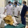 Giám đốc Sở Y tế tỉnh Điện Biên Phạm Giang Nam (giữa) thăm hỏi, động viên các bệnh nhân. (Ảnh: TTXVN phát)