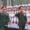 Đại tướng Nguyễn Tân Cương và Trung tướng Saichay Kommasith duyệt Đội Danh dự Quân đội Nhân dân Việt Nam. (Ảnh: Trọng Đức/TTXVN)