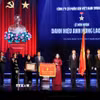 Đồng chí Võ Thị Ánh Xuân, Bí thư Trung ương Đảng, Phó Chủ tịch nước, Phó Chủ tịch Thứ nhất Hội đồng Thi đua-Khen thưởng Trung ương, trao Danh hiệu Anh hùng Lao động lần thứ 2 cho Công ty Cổ phần Sữa Việt Nam. (Ảnh: An Đăng/TTXVN)