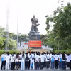 Thanh niên Việt Nam ở nước ngoài thắp hương tri ân tại tượng đài Trần Hưng Đạo. (Ảnh: Đặng Tuấn/TTXVN)