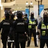 Cảnh sát tuần tra tại ga tàu điện ngầm Seohyeon, phía Nam thủ đô Seoul, Hàn Quốc. (Ảnh: Yonhap/TTXVN)
