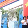 Cử tri đủ tròn 18 tuổi học tại Trường THPT Lý Tự Trọng, phường Nha Trang, tỉnh Khánh Hòa tìm hiểu thông tin về các ứng cử viên trên không gian số. (Ảnh: Phan Sáu/TTXVN)