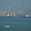 Tàu chở dầu tại cảng container Khor Fakkan, cảng nước sâu ở ngoài khơi thành phố Sharjah, Các Tiểu vương quốc Arab thống nhất, dọc eo biển Hormuz. (Ảnh: philstar.com/TTXVN)