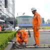 Công nhân EVNHANOI kiểm tra hệ thống điện tại Quảng trường Ba Đình. (Ảnh: Quốc Lũy/TTXVN)