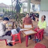 Hỗ trợ bà con đồng bào dân tộc thiểu số thực hiện các thủ tục hành chính ngay tại nhà. (Ảnh: Hưng Thịnh/Vietnam+)