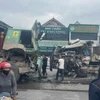 Cú va chạm mạnh khiến xe tải và xe ben hư hỏng nặng, phần đầu của 2 này xe biến dạng hoàn toàn. 