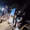 Lực lượng kiểm tra điểm khai thác vàng trái phép tại buôn Ly, xã Sông Hinh vào tối 6/6. (Ảnh: TTXVN phát)