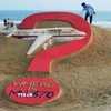 Nhà điêu khắc người Ấn Độ Sudarsan Pattnaik thể hiện tác phẩm điêu khắc trên cát "MH370 đang ở đâu?" trên bãi biển Puri ở bang Odisha, Ấn Độ, nhân kỷ niệm tròn một năm máy bay MH370 bị mất tích. (Ảnh: AFP/TTXVN)