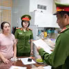 Cơ quan điều tra tống đạt các quyết định đối với Nguyễn Thị Mẫn. (Ảnh: TTXVN phát)