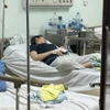 Bệnh nhân nghi ngộ độc thực phẩm sau khi dự bữa tiệc tất niên đang điều trị tại Bệnh viện Đa khoa Bà Rịa. (Ảnh: Hoàng Nhị/TTXVN)
