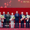 Tổng Bí thư Tô Lâm và Đại tướng Lương Tam Quang, Bộ trưởng Bộ Công an, tặng hoa và quà chúc thọ các cán bộ công an cao cấp qua các thời kỳ . (Ảnh: Thống Nhất/TTXVN)