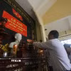 Lãnh đạo xã Mỹ Thọ (Đồng Tháp) thắp hương tri ân các Anh hùng liệt sỹ. (Ảnh: Hồng Thái/TTXVN)