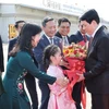 Đại diện Đại sứ quán Việt Nam tại Lào đón Chủ tịch nước Lương Cường ở sân bay quốc tế Wattay, Thủ đô Vientiane, Lào. (Ảnh: Lâm Khánh/TTXVN)