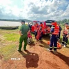 Lực lực chức năng triển khai phương án tìm kiếm thi thể anh Khôi dưới hồ thủy điện Thác Mơ. (Ảnh: Đậu Tất Thành/TTXVN)