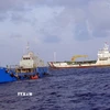 Lực lượng chức năng Bộ Tư lệnh Vùng Cảnh sát biển 3 tiếp cận từu chởdầu không có đầy đủ hóa đơn, chứng từ hợp pháp. (Ảnh: TTXVN phát)