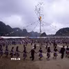 Phần hội diễn ra sôi nổi, rộn ràng với hình ảnh các chàng trai, cô gái, người già, trẻ nhỏ người Mông nắm tay nhau múa vòng quanh cây nêu trong tiếng khèn Mông. (Ảnh: Trọng Đạt/TTXVN)
