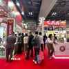 Khu vực gian hàng của các doanh nghiệp Việt Nam tấp nập khách tham quan. (Ảnh: Xuân Giao/TTXVN)