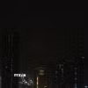 Vệt sáng sau khi hệ thống phòng không của Các tiểu vương quốc Arab thống nhất (UAE) đánh chặn tên lửa của Iran trên bầu trời thành phố Dubai. (Ảnh: THX/TTXVN)