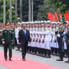 Phó Thủ tướng, Bộ trưởng Quốc phòng Phan Văn Giang và Bộ trưởng Quốc phòng Malaysia Dato Seri Mohamed Khaled Bin Nordin duyệt Đội danh dự Quân đội nhân dân Việt Nam. (Ảnh: Trọng Đức/TTXVN)