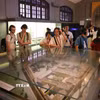 Du khách sử dụng bộ đàm thuyết minh tự động khi tham quan di tích Nhà tù Hỏa Lò, Hà Nội. (Ảnh: Thanh Tùng/TTXVN)