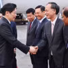 Đại diện Văn phòng Chính phủ, Bộ Ngoại giao, Đại sứ Singapore tại Việt Nam đón Thủ tướng Singapore Lawrence Wong và Phu nhân tại Sân bay Quốc tế Nội Bài (Hà Nội). (Ảnh: Minh Đức/TTXVN)