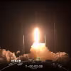 Hình ảnh trích từ video cho thấy tên lửa đẩy Falcon 9 mang theo 60 vệ tinh Starlink của SpaceX rời bệ phóng tại Trạm không quân Mũi Canaveral, bang Florida (Mỹ). (Ảnh: AP/TTXVN)