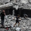 Tòa nhà bị phá hủy sau cuộc không kích của Israel tại Gaza. (Ảnh: THX/TTXVN)