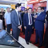 Thủ tướng Phạm Minh Chính tham quan trưng bày sản phẩm dịch vụ, ứng dụng chuyển đổi số trong hoạt động ngân hàng. (Ảnh: Dương Giang/TTXVN)