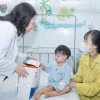 Phó Chủ tịch nước Võ Thị Ánh Xuân thăm, tặng quà cho bệnh nhi đang điều trị tại Khoa Nhi (Bệnh viện Phổi Trung ương) nhân dịp Ngày Quốc tế thiếu nhi 1/6. (Ảnh: Minh Quyết/TTXVN)