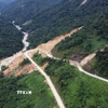 Cung đèo xảy ra vụ sạt lở thảm khốc làm 6 người thiệt mạng trong đêm 16/11, làm toàn bộ đèo Khánh Lê tê liệt trong hơn 1 tháng qua. (Ảnh: TTXVN phát)