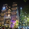 Khu vực Nhà thờ lớn (phường Hoàn Kiếm, Hà Nội) được trang hoàng, chuẩn bị đón lễ Giáng sinh 2025. (Ảnh: Khánh Hòa/TTXVN)