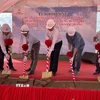 Các đại biểu thực hiện nghi thức khởi công dự án. (Ảnh: Văn Giáp/TTXVN)