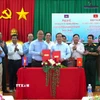 Lãnh đạo 2 tỉnh Tây Ninh-Prey Veng ký kết Biên bản họp song phương, thống nhất phương án chuẩn bị Lễ khai trương cặp cửa khẩu quốc tế Tân Nam-Meun Chey. (Ảnh: Minh Phú/TTXVN)