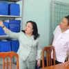 Bà Cao Thị Hòa An, Bí thư Tỉnh ủy, Chủ tịch Hội đồng Nhân dân tỉnh Phú Yên kiểm tra công tác lưu trữ hồ sơ tài liệu tại phường Xuân Đài. (Nguồn: Báo Phú Yên)