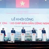 Tổng Bí thư Tô Lâm, Thủ tướng Phạm Minh Chính và các đại biểu phát lệnh khởi công Nhà máy chế tạo Chip bán dẫn công nghệ cao. (Ảnh: Thống Nhất/TTXVN)