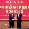 Phó Trưởng Ban Tổ chức Trung ương Nguyễn Quang Dương trao Quyết định cho ông Nguyễn Mạnh Hùng. (Ảnh: Thế Duyệt/TTXVN)