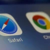 Trình duyệt Safari và Chrome trên màn hình điện thoại.