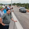 Thủ tướng Phạm Minh Chính kiểm tra thi công Dự án đầu tư xây dựng cao tốc Bắc-Nam phía Đông đoạn Vạn Ninh-Cam Lộ. (Ảnh: Dương Giang/TTXVN)