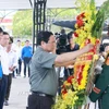 Thủ tướng Phạm Minh Chính dâng hoa tưởng niệm các Anh hùng liệt sỹ tại Nghĩa trang liệt sỹ Quốc gia Đường 9. (Ảnh: Dương Giang/TTXVN)