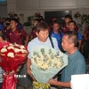 Ban lãnh đạo đội tuyển nhận hoa chúc mừng của các cổ động viên. (Ảnh: Trung Tuyến/TTXVN)