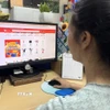 Mua sắm online là thói quen của nhiều nhân viên văn phòng. (Ảnh: Hương Giang/TTXVN)