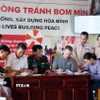 Các bên ký bàn giao và tiếp nhận diện tích đất sạch bom mìn tại xã Hoàn Lão (Quảng Trị). (Ảnh: Tá Chuyên/TTXVN)