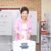 Cựu Tổng thống Hàn Quốc Park Geun-hye bỏ phiếu trong cuộc bầu cử địa phương tại điểm bầu cử ở thành phố Daegu. (Ảnh: Yonhap/TTXVN)