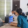 Thanh niên Huế hỗ trợ người dân tiếp cận dịch vụ công trực tuyến. (Ảnh: Văn Dũng/TTXVN)
