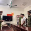 Cơ quan Cảnh sát Điều tra Công an tỉnh Sơn La thi hành lệnh bắt bị can Nguyễn Văn Khiêm để tạm giam. (Ảnh: Công an cung cấp)