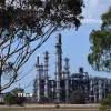 Một nhà máy lọc dầu ở Geelong, Australia. (Ảnh: THX/TTXVN)