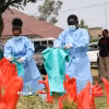 Nhân viên y tế tiến hành khử trùng tại trung tâm điều trị Ebola ở Rwampara, Cộng hòa Dân chủ Congo. (Ảnh: THX/TTXVN)