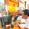 Giải quyết thủ tục hành chính cho người dân tại Trung tâm phục vụ hành chính công xã Đông Trạch, Quảng Trị. (Ảnh: TTXVN phát)