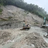 Lực lượng chức năng khẩn trương khắc phục sạt lở tại vị trí Km1405-1408 đường Hồ Chí Minh, đoạn qua đèo Lò Xo. (Ảnh: Cao Nguyên/TTXVN)